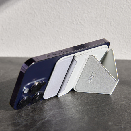 ほしい時だけ“出現”！ 極薄マルチスタンド｜《スマホスタンド》指１本で脚が出現する、薄さ5.5mmのスマホスタンド「snap on」（MagSafe対応）」| MOFT