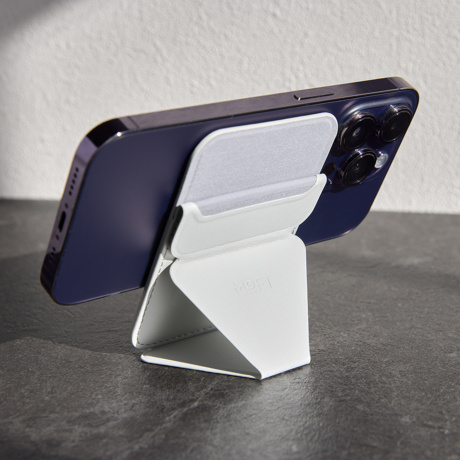 ほしい時だけ“出現”！ 極薄マルチスタンド｜《スマホスタンド》指１本で脚が出現する、薄さ5.5mmのスマホスタンド「snap on」（MagSafe対応）」| MOFT