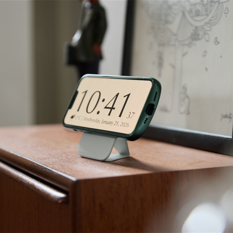 ほしい時だけ“出現”！ 極薄マルチスタンド｜《スマホスタンド》指１本で脚が出現する、薄さ5.5mmのスマホスタンド「snap on」（MagSafe対応）」| MOFT