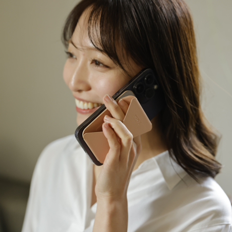ほしい時だけ“出現”！ 極薄マルチスタンド｜《スマホスタンド》指１本で脚が出現する、薄さ5.5mmのスマホスタンド「snap on」（MagSafe対応）」| MOFT