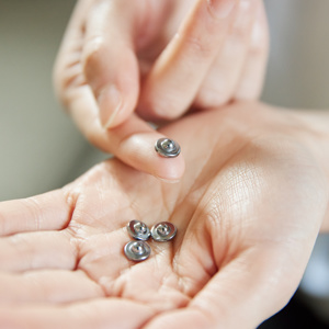 《一般医療機器  血行促進 指圧粒 シール４シート付》貼るだけでコリをほぐす「Tera Heal」｜遠赤技研