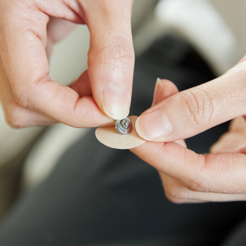 “着るテラヘルツ鉱石”で、血行促進！｜《一般医療機器  血行促進 指圧粒 シール４シート付》貼るだけでコリをほぐす「Tera Heal」｜遠赤技研