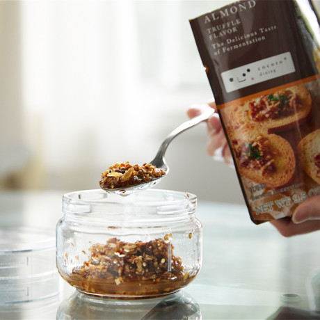 アーモンドひとさじの衝撃｜《トリュフ風味／270gパウチタイプ》トリュフの香りが、旨みをアップ！サクサクのアーモンド粒と風味豊かなもろみ入りしょうゆが、料理をグンとおいしくする「食べる調味料」｜サクサクしょうゆアーモンド トリュフ風味