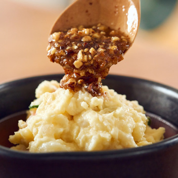 アーモンドひとさじの衝撃｜《トリュフ風味／270gパウチタイプ》トリュフの香りが、旨みをアップ！サクサクのアーモンド粒と風味豊かなもろみ入りしょうゆが、料理をグンとおいしくする「食べる調味料」｜サクサクしょうゆアーモンド トリュフ風味