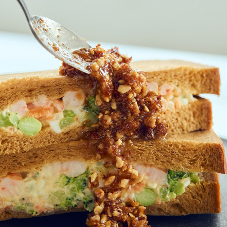 アーモンドひとさじの衝撃｜《トリュフ風味／270gパウチタイプ》トリュフの香りが、旨みをアップ！サクサクのアーモンド粒と風味豊かなもろみ入りしょうゆが、料理をグンとおいしくする「食べる調味料」｜サクサクしょうゆアーモンド トリュフ風味