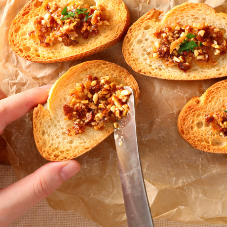 アーモンドひとさじの衝撃｜《トリュフ風味／270gパウチタイプ》トリュフの香りが、旨みをアップ！サクサクのアーモンド粒と風味豊かなもろみ入りしょうゆが、料理をグンとおいしくする「食べる調味料」｜サクサクしょうゆアーモンド トリュフ風味