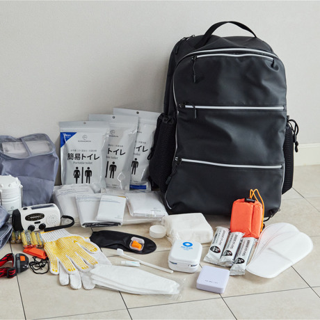 防災YouTuberの知見をリュックに｜《1人用》「そなえるTV」高荷智也氏、厳選の27点をつめた「防災リュック」｜高荷智也×SONAEMON