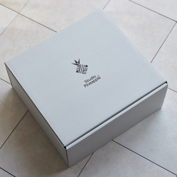 デスクの余白は、創造性の伸びしろ｜スペースと思考を拡張する、デスクポケット「The Space Creator」｜STUDIO PINEAPPLE