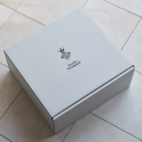 デスクの余白は、創造性の伸びしろ｜スペースと思考を拡張する、デスクポケット「The Space Creator」｜STUDIO PINEAPPLE