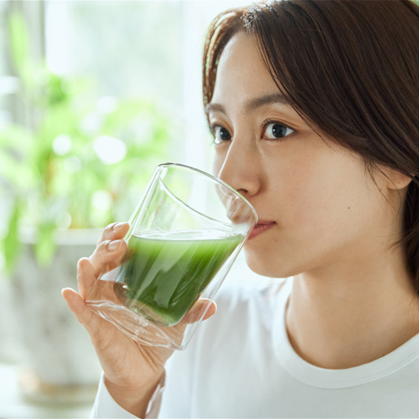 「単品ランチ」を栄養バランス食に｜グリーン9素材が、大人の“不足“を全代行する「発酵グリーンチャージ」｜MO ZYME