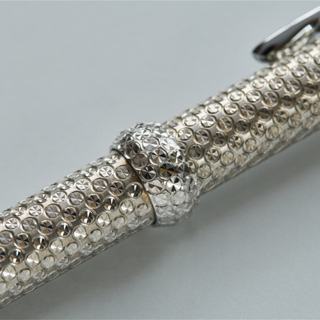 祝福のダイヤモンドカットを、人生の節目に｜《ダイヤモンドつき・シルバー製・名入れ可》1本に約3936回以上、職人がひと彫りずつ刻む、「社長のボールペン」｜ティアラ