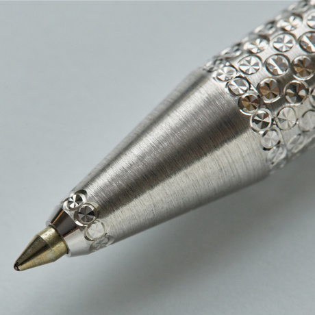 祝福のダイヤモンドカットを、人生の節目に｜《ダイヤモンドつき・シルバー製・名入れ可》1本に約3936回以上、職人がひと彫りずつ刻む、「社長のボールペン」｜ティアラ