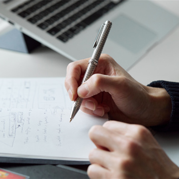 祝福のダイヤモンドカットを、人生の節目に｜《ダイヤモンドつき・シルバー製・名入れ可》1本に約3936回以上、職人がひと彫りずつ刻む、「社長のボールペン」｜ティアラ