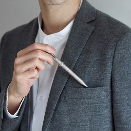 祝福のダイヤモンドカットを、人生の節目に｜《ダイヤモンドつき・シルバー製・名入れ可》1本に約3936回以上、職人がひと彫りずつ刻む、「社長のボールペン」｜ティアラ