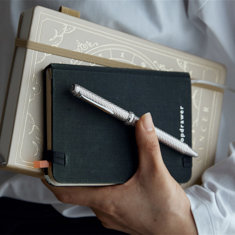 祝福のダイヤモンドカットを、人生の節目に｜《ダイヤモンドつき・シルバー製・名入れ可》1本に約3936回以上、職人がひと彫りずつ刻む、「社長のボールペン」｜ティアラ