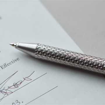 祝福のダイヤモンドカットを、人生の節目に｜《ダイヤモンドつき・シルバー製・名入れ可》1本に約3936回以上、職人がひと彫りずつ刻む、「社長のボールペン」｜ティアラ
