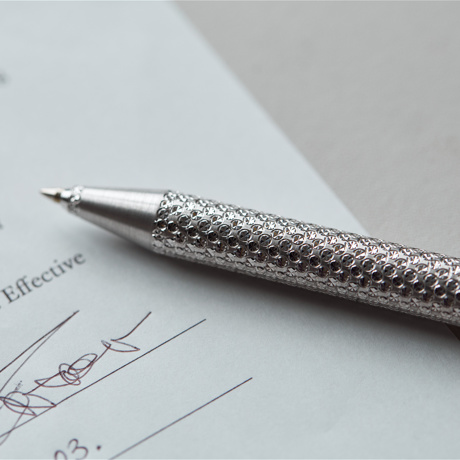 祝福のダイヤモンドカットを、人生の節目に｜《ダイヤモンドつき・シルバー製・名入れ可》1本に約3936回以上、職人がひと彫りずつ刻む、「社長のボールペン」｜ティアラ