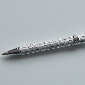 祝福のダイヤモンドカットを、人生の節目に｜《ジュラルミン製・名入れ可》職人がひと彫りずつ刻む、8つの祝い模様。特別な輝きのボールペン「PLUS LINK」｜ティアラ｜亀甲柄