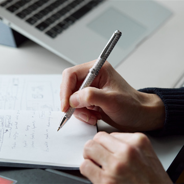 祝福のダイヤモンドカットを、人生の節目に｜《ジュラルミン製・名入れ可》職人がひと彫りずつ刻む、8つの祝い模様。特別な輝きのボールペン「PLUS LINK」｜ティアラ