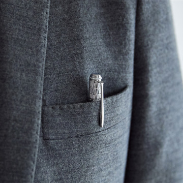 祝福のダイヤモンドカットを、人生の節目に｜《ジュラルミン製・名入れ可》職人がひと彫りずつ刻む、8つの祝い模様。特別な輝きのボールペン「PLUS LINK」｜ティアラ