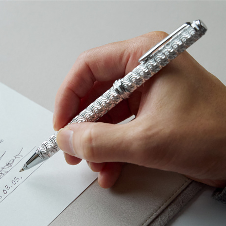 祝福のダイヤモンドカットを、人生の節目に｜《ジュラルミン製・名入れ可》職人がひと彫りずつ刻む、8つの祝い模様。特別な輝きのボールペン「PLUS LINK」｜ティアラ