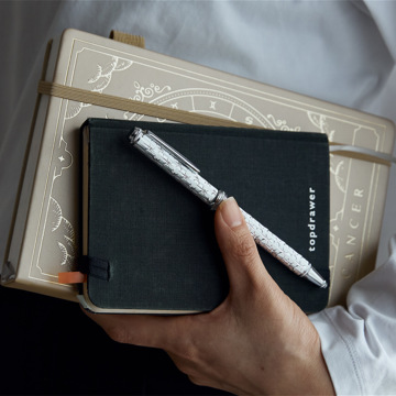 祝福のダイヤモンドカットを、人生の節目に｜《ジュラルミン製・名入れ可》職人がひと彫りずつ刻む、8つの祝い模様。特別な輝きのボールペン「PLUS LINK」｜ティアラ