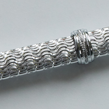 祝福のダイヤモンドカットを、人生の節目に｜《ジュラルミン製・名入れ可》職人がひと彫りずつ刻む、8つの祝い模様。特別な輝きのボールペン「PLUS LINK」｜ティアラ｜流水柄