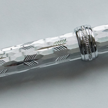祝福のダイヤモンドカットを、人生の節目に｜《ジュラルミン製・名入れ可》職人がひと彫りずつ刻む、8つの祝い模様。特別な輝きのボールペン「PLUS LINK」｜ティアラ｜矢絣柄