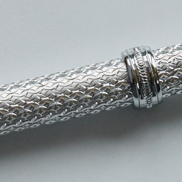 祝福のダイヤモンドカットを、人生の節目に｜《ジュラルミン製・名入れ可》職人がひと彫りずつ刻む、8つの祝い模様。特別な輝きのボールペン「PLUS LINK」｜ティアラ｜七宝柄