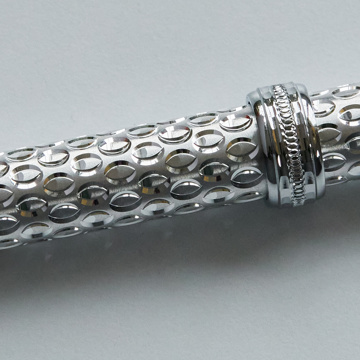 祝福のダイヤモンドカットを、人生の節目に｜《ジュラルミン製・名入れ可》職人がひと彫りずつ刻む、8つの祝い模様。特別な輝きのボールペン「PLUS LINK」｜ティアラ｜ティアドロップ柄