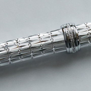 祝福のダイヤモンドカットを、人生の節目に｜《ジュラルミン製・名入れ可》職人がひと彫りずつ刻む、8つの祝い模様。特別な輝きのボールペン「PLUS LINK」｜ティアラ｜北極星柄