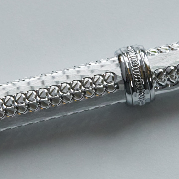 祝福のダイヤモンドカットを、人生の節目に｜《ジュラルミン製・名入れ可》職人がひと彫りずつ刻む、8つの祝い模様。特別な輝きのボールペン「PLUS LINK」｜ティアラ｜月桂樹柄