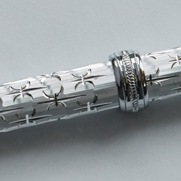 祝福のダイヤモンドカットを、人生の節目に｜《ジュラルミン製・名入れ可》職人がひと彫りずつ刻む、8つの祝い模様。特別な輝きのボールペン「PLUS LINK」｜ティアラ｜ダガーモチーフ柄