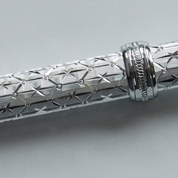 祝福のダイヤモンドカットを、人生の節目に｜《ジュラルミン製・名入れ可》職人がひと彫りずつ刻む、8つの祝い模様。特別な輝きのボールペン「PLUS LINK」｜ティアラ｜亀甲柄