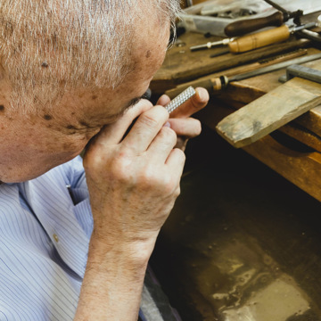 祝福のダイヤモンドカットを、人生の節目に｜《ジュラルミン製・名入れ可》職人がひと彫りずつ刻む、8つの祝い模様。特別な輝きのボールペン「PLUS LINK」｜ティアラ