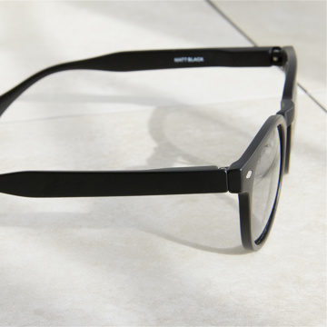 ギラつき OFF、景色 ON！｜偏光・調光・UV99.9％カットの「おしゃれグラス」｜東海光学