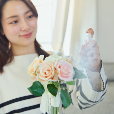 花束から、灯りが“ぽっ”｜《ギフトセット／ローズ／アロマスプレーと専用ベース付き》昼はアートフラワー、夜はあたたかなムードライトになる「ローズブーケLED（ホワイト）」｜VIA K STUDIOヴィアケースタジオ