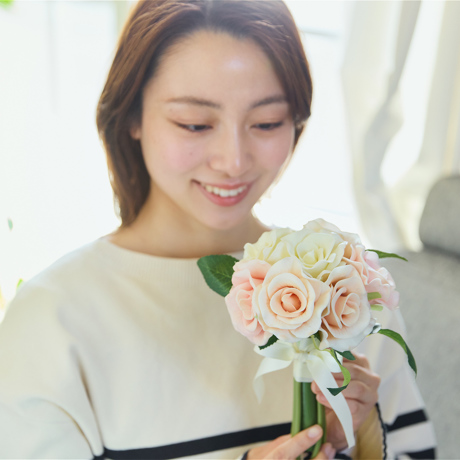 花束から、灯りが“ぽっ”｜《ギフトセット／ローズ／アロマスプレーと専用ベース付き》昼はアートフラワー、夜はあたたかなムードライトになる「ローズブーケLED（ホワイト）」｜VIA K STUDIOヴィアケースタジオ