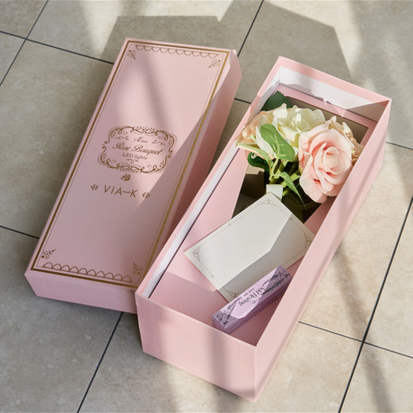 花束から、灯りが“ぽっ”｜《ギフトセット／ローズ／アロマスプレーと専用ベース付き》昼はアートフラワー、夜はあたたかなムードライトになる「ローズブーケLED（ホワイト）」｜VIA K STUDIOヴィアケースタジオ