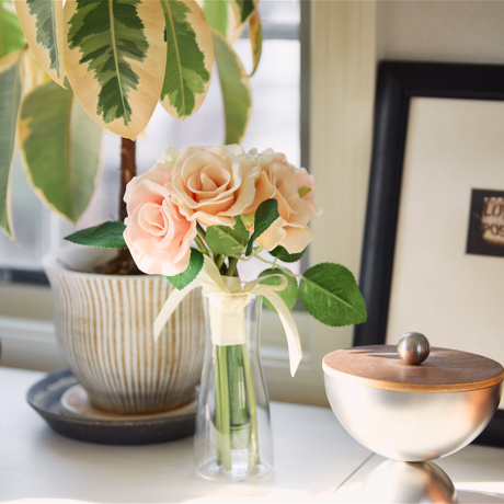 花束から、灯りが“ぽっ”｜《ギフトセット／ローズ／アロマスプレーと専用ベース付き》昼はアートフラワー、夜はあたたかなムードライトになる「ローズブーケLED（ホワイト）」｜VIA K STUDIOヴィアケースタジオ