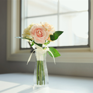 花束から、灯りが“ぽっ”｜《ギフトセット／ローズ／アロマスプレーと専用ベース付き》昼はアートフラワー、夜はあたたかなムードライトになる「ローズブーケLED（ホワイト）」｜VIA K STUDIOヴィアケースタジオ