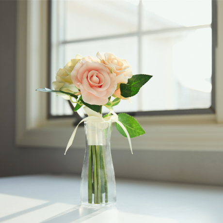 花束から、灯りが“ぽっ”｜《ギフトセット／ローズ／アロマスプレーと専用ベース付き》昼はアートフラワー、夜はあたたかなムードライトになる「ローズブーケLED（ホワイト）」｜VIA K STUDIOヴィアケースタジオ