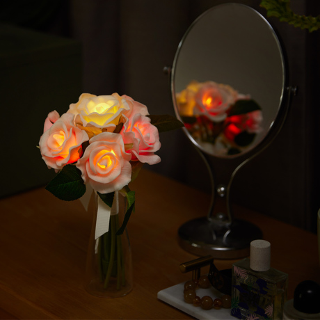 花束から、灯りが“ぽっ”｜《ギフトセット／ローズ／アロマスプレーと専用ベース付き》昼はアートフラワー、夜はあたたかなムードライトになる「ローズブーケLED（ホワイト）」｜VIA K STUDIOヴィアケースタジオ