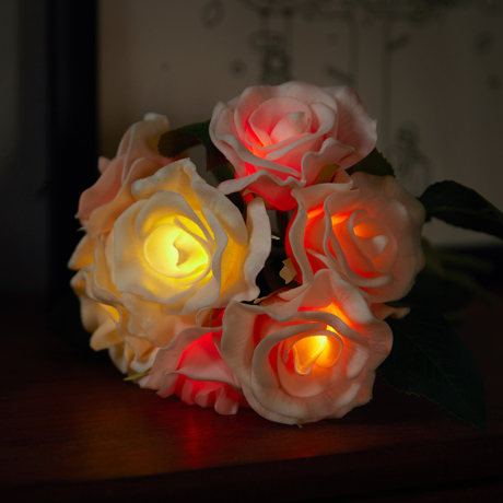 花束から、灯りが“ぽっ”｜《ギフトセット／ローズ／アロマスプレーと専用ベース付き》昼はアートフラワー、夜はあたたかなムードライトになる「ローズブーケLED（ホワイト）」｜VIA K STUDIOヴィアケースタジオ