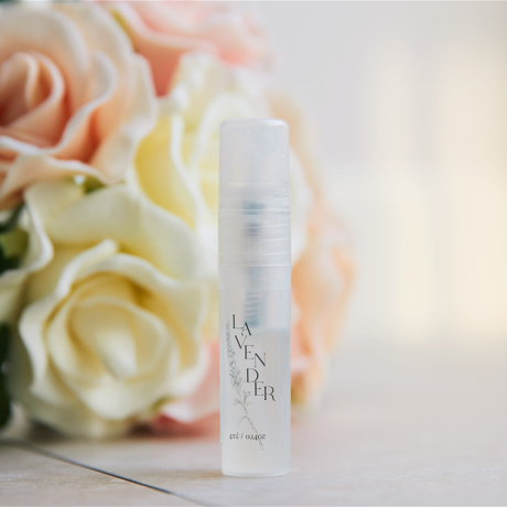 花束から、灯りが“ぽっ”｜《ギフトセット／ローズ／アロマスプレーと専用ベース付き》昼はアートフラワー、夜はあたたかなムードライトになる「ローズブーケLED（ホワイト）」｜VIA K STUDIOヴィアケースタジオ