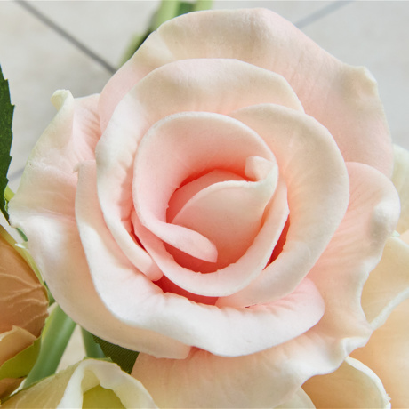 花束から、灯りが“ぽっ”｜《ギフトセット／ローズ／アロマスプレーと専用ベース付き》昼はアートフラワー、夜はあたたかなムードライトになる「ローズブーケLED（ホワイト）」｜VIA K STUDIOヴィアケースタジオ