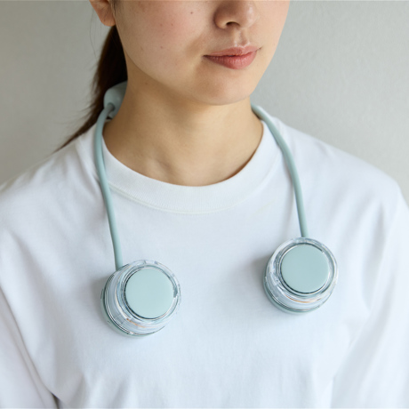 首元に、パーソナル避暑地｜冷却プレート＋Wファンのネッククーラー｜Neck Band Fan COOLING