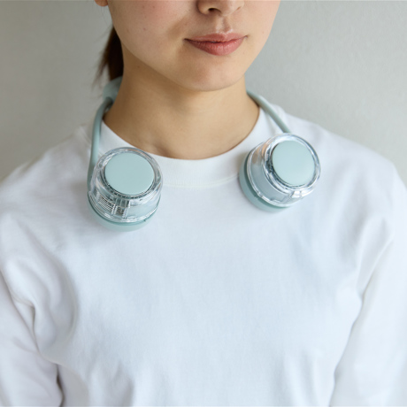 首元に、パーソナル避暑地｜冷却プレート＋Wファンのネッククーラー｜Neck Band Fan COOLING