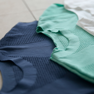 着心地のいい“日焼け止め”｜《Tシャツ＋アームカバー》UPF50+、縫い目なしで動きやすい「サラリ T」｜Salari