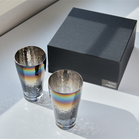 いつものお酒に、惚れ直す｜《ビールグラス／2個組》オーロラの光彩で眼福を、まろやかな味わいで口福をもたらす、「純チタン」コーティンググラス｜PROGRESS プログレス